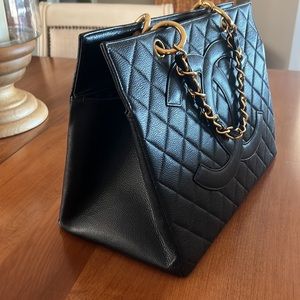 Gorgeous Chanel Caviar Grand Shopping Tote. Inc’s dust bag, authenticity card.